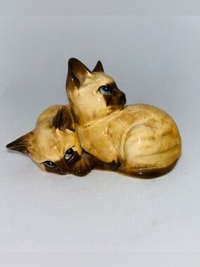 Beswick Cuddling Siamese Kittens w/Blue Eyes Ceramic Figurine #1296 -England